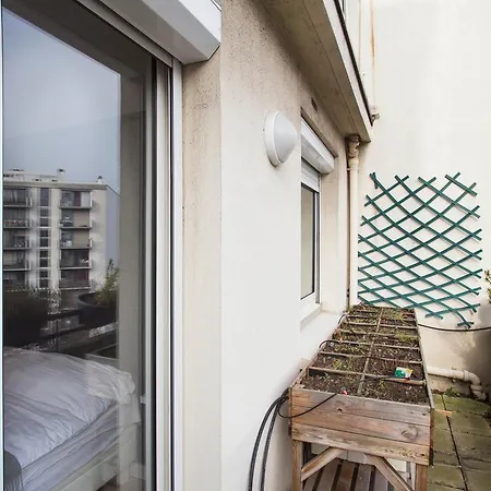 Buttes Chaumont View Apartment *
