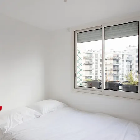 Buttes Chaumont View Apartment *